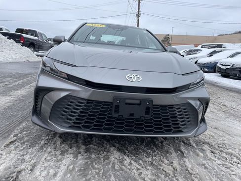 Used 2025 Toyota Camry SE image 5