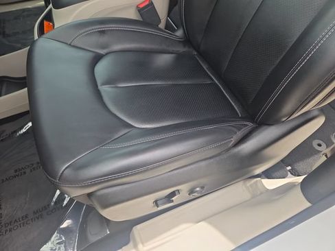Used 2023 Chrysler Pacifica Touring-L FWD image 28