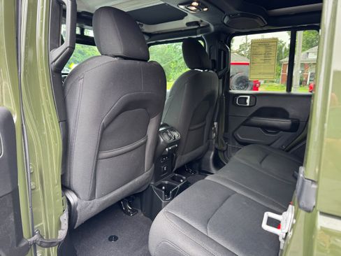 Used 2022 Jeep Wrangler Unlimited Sahara AWD/4WD image 13