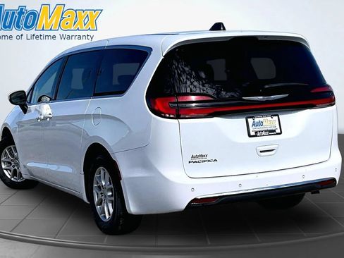 Used 2023 Chrysler Pacifica Touring-L FWD image 4