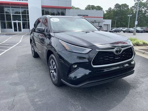 Used 2024 Toyota Highlander XLE FWD image 2