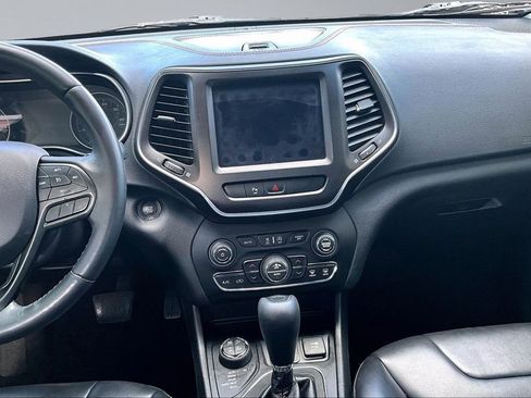 Used 2019 Jeep Cherokee Trailhawk w/ Comfort/Convenience Group AWD/4WD image 6