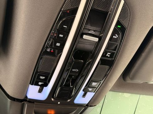 Used 2020 Porsche Cayenne image 32