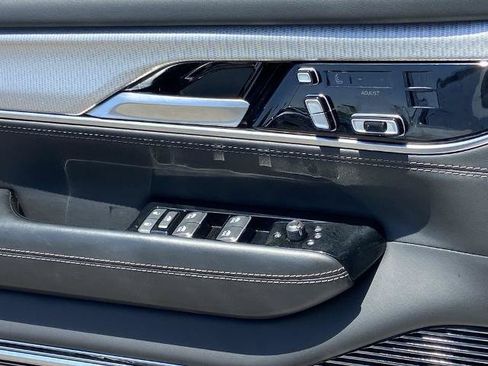 Used 2023 Jeep Grand Wagoneer 4WD w/ Flexible Seating Group image 20