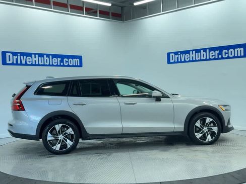 Used 2025 Volvo V60 B5 Cross Country Plus image 9