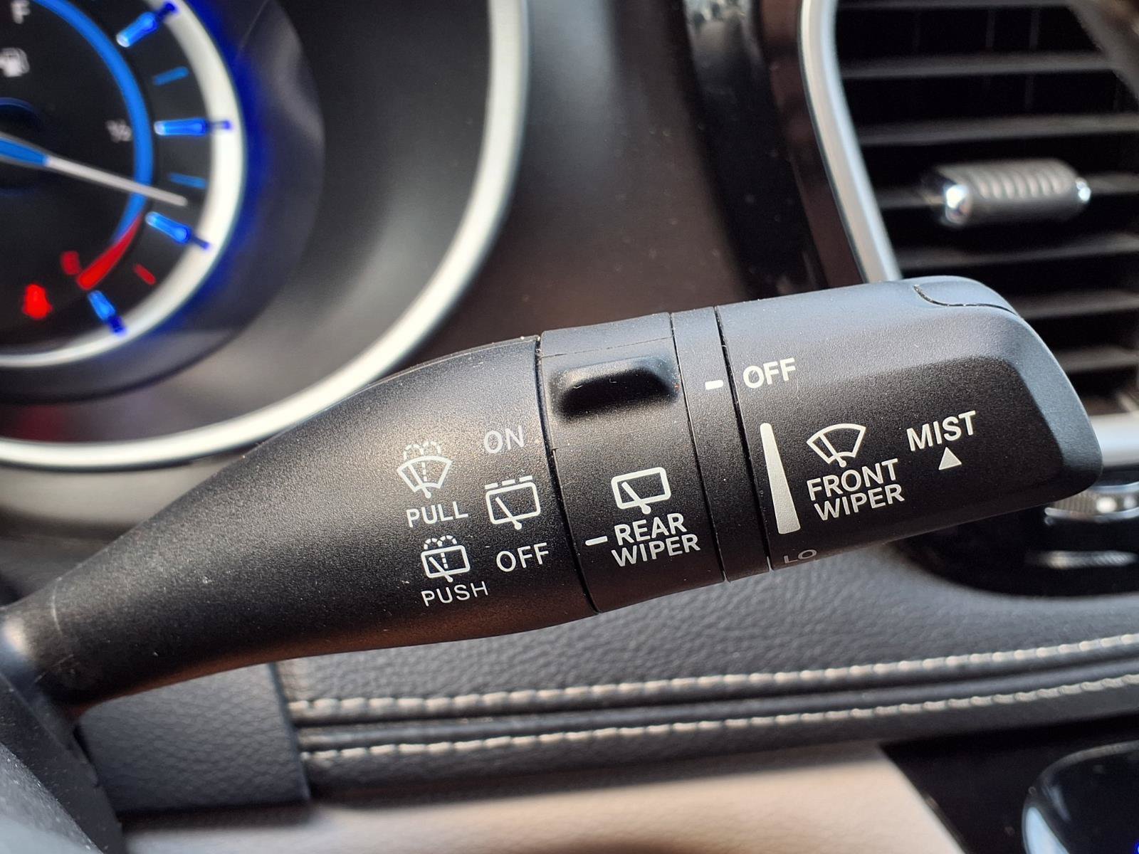 Used 2024 Chrysler Pacifica Limited FWD image 19