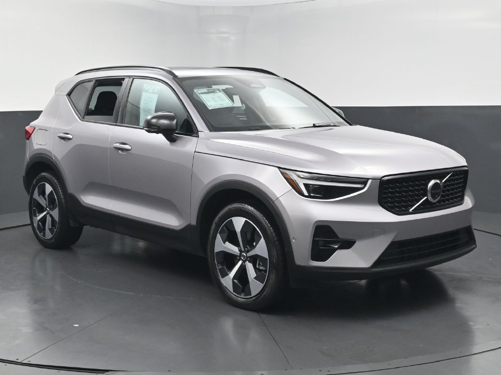 Used 2026 Volvo XC40 B5 Plus AWD/4WD image 3