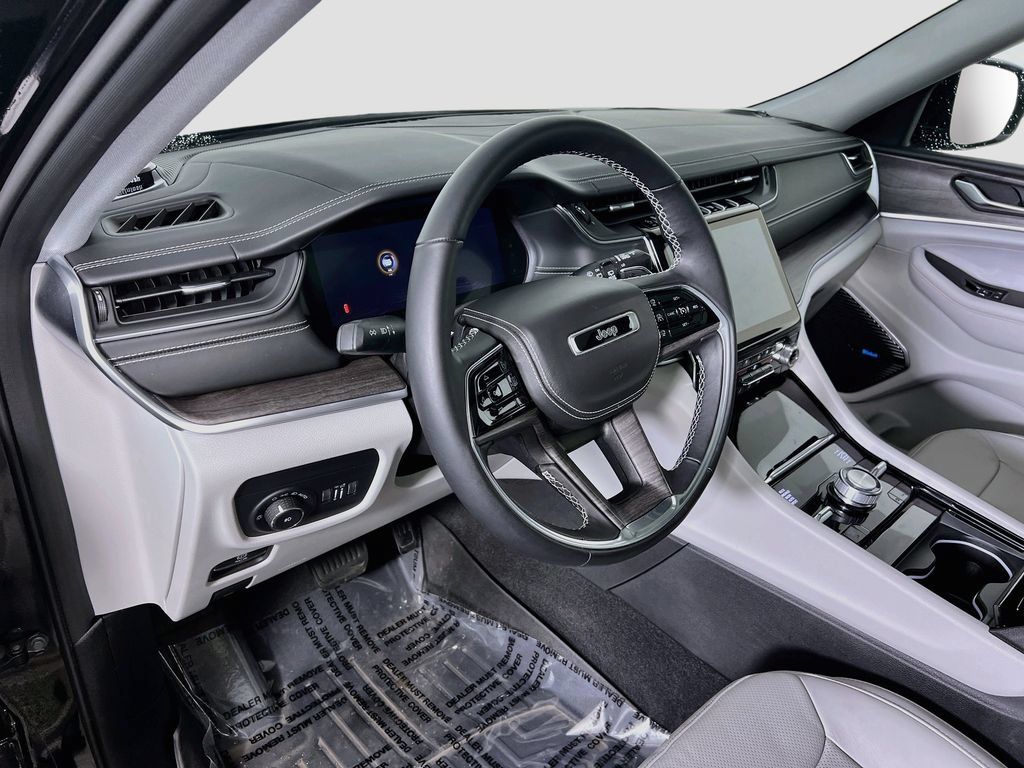 Used 2022 Jeep Grand Cherokee Overland AWD/4WD image 9