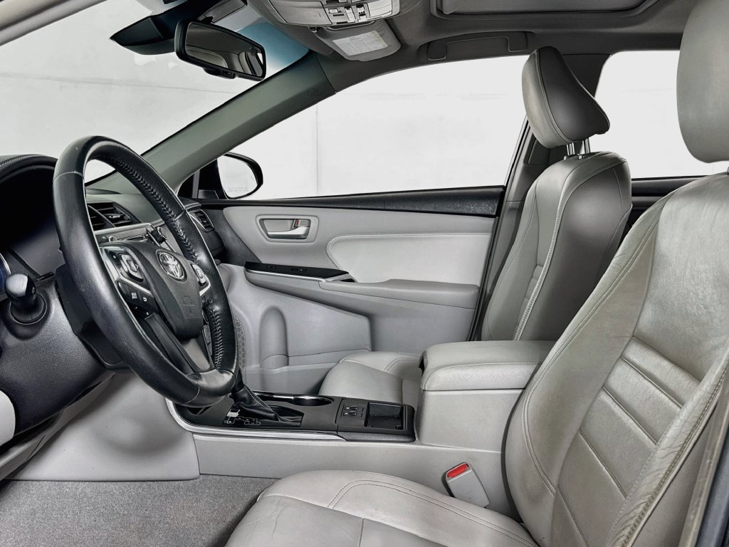 Used 2015 Toyota Camry XLE w/ Moonroof Package FWD image 10