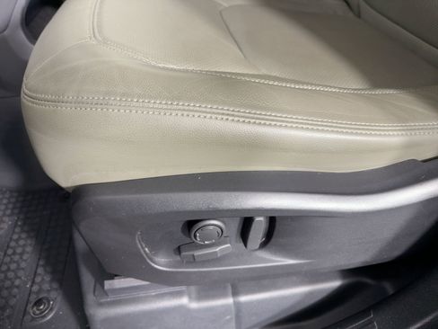 Used 2023 Land Rover Defender 110 SE image 12