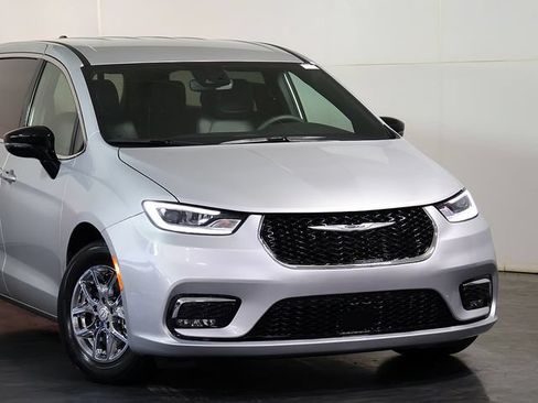 Used 2026 Chrysler Pacifica Select FWD image 7