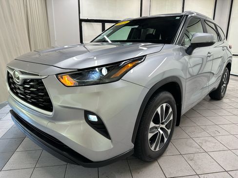 Used 2023 Toyota Highlander XLE AWD/4WD image 12