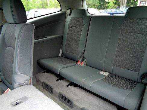 Used 2017 Chevrolet Traverse LT image 17