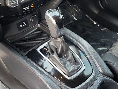 Used 2018 Nissan Rogue SV image 18