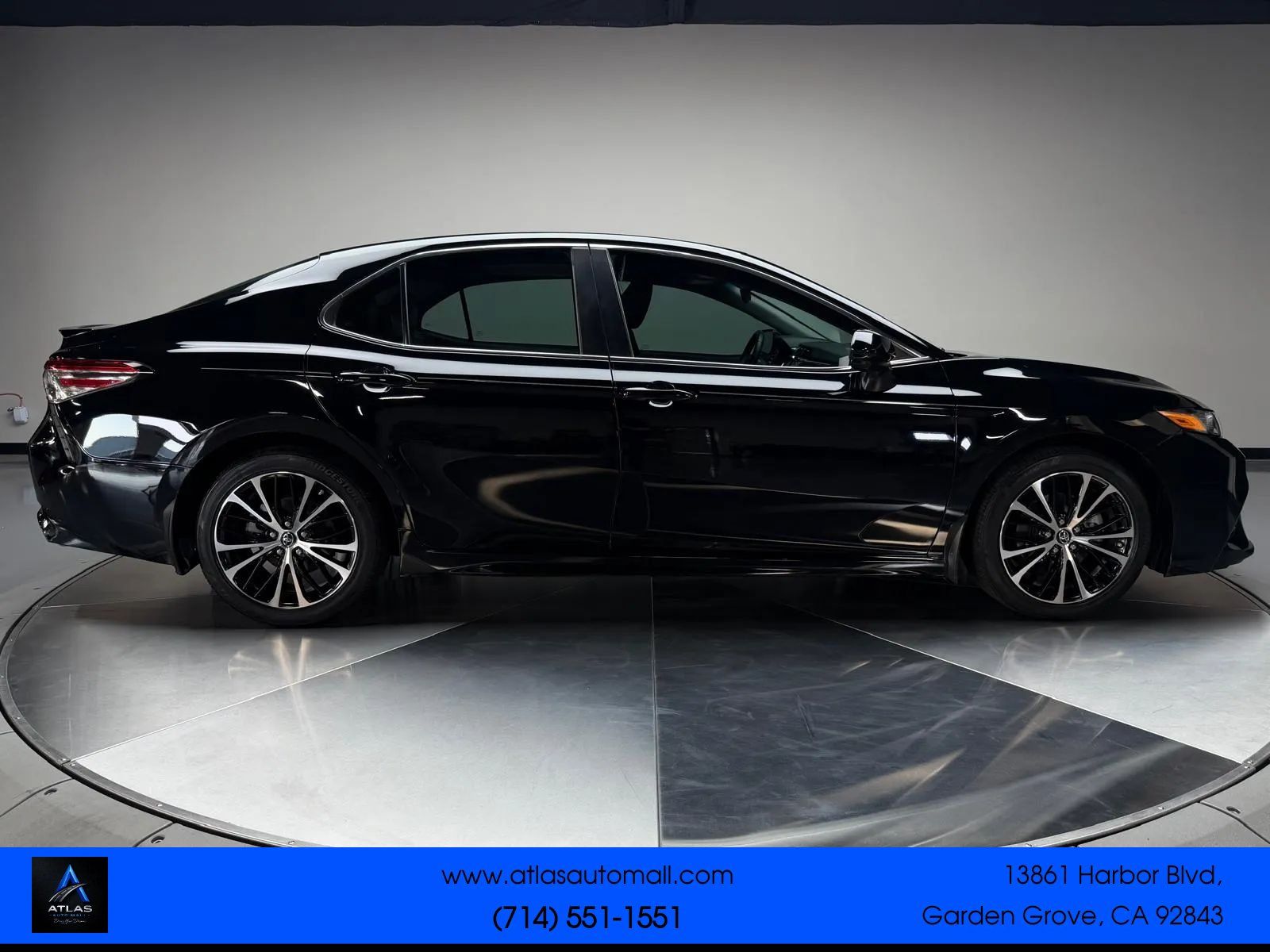 Used 2018 Toyota Camry SE w/ Moonroof Package FWD image 6
