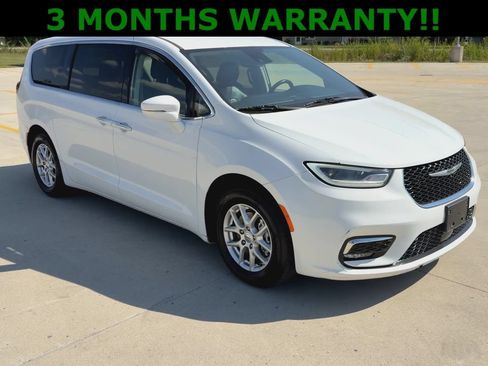Used 2021 Chrysler Pacifica Touring-L FWD image 2