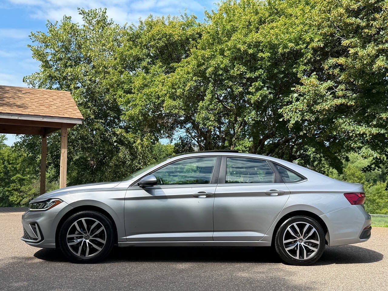 Used 2025 Volkswagen Jetta SE FWD image 2