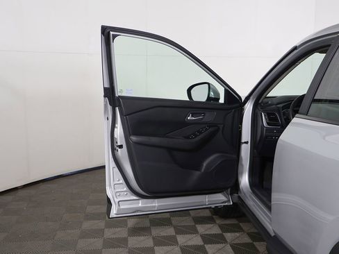 Used 2025 Nissan Rogue SV FWD image 16