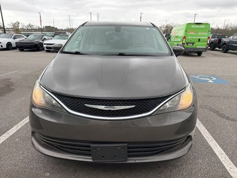 Used 2017 Chrysler Pacifica Touring w/ Tire & Wheel Group image 5