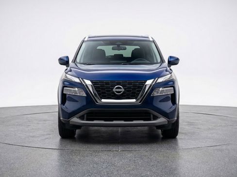 Used 2025 Nissan Rogue SV image 2