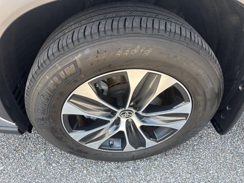 Used 2024 Toyota Highlander XLE FWD image 19