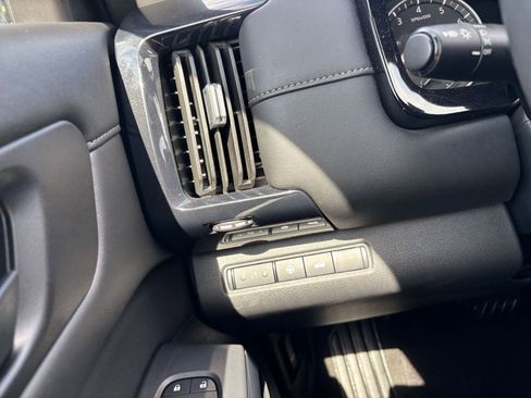 Used 2025 Nissan Pathfinder SV FWD image 37