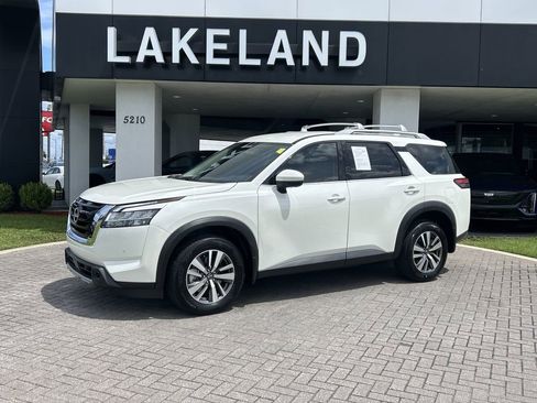Used 2024 Nissan Pathfinder SL image 2