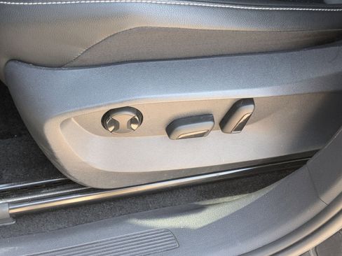 Used 2024 Volkswagen Tiguan SE image 46