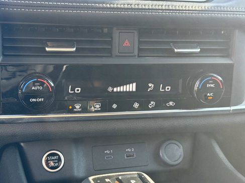 Used 2023 Nissan Rogue SV image 12