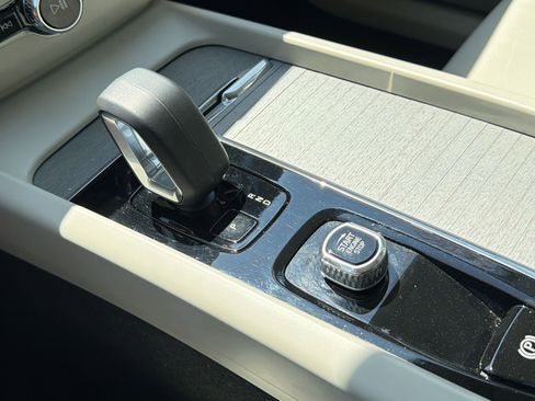 Used 2023 Volvo XC60 B5 Plus image 15