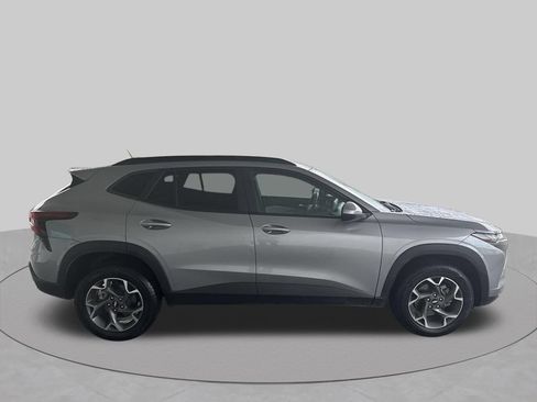 Used 2024 Chevrolet Trax LT FWD image 9
