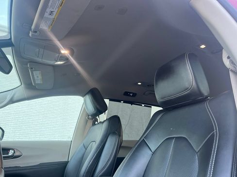 Used 2024 Chrysler Pacifica Touring-L FWD image 9