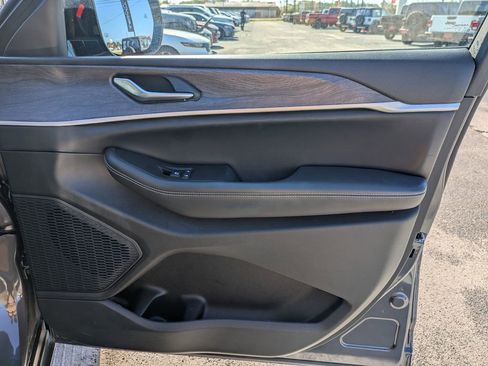 Used 2023 Jeep Grand Cherokee Limited AWD/4WD image 33