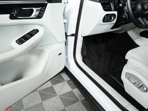 Certified 2024 Porsche Macan image 8
