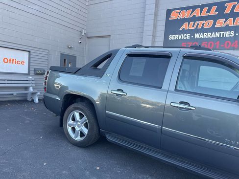 Used 2011 Chevrolet Avalanche LTZ image 9