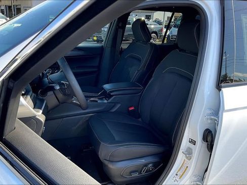 New 2025 Jeep Grand Cherokee Laredo image 9