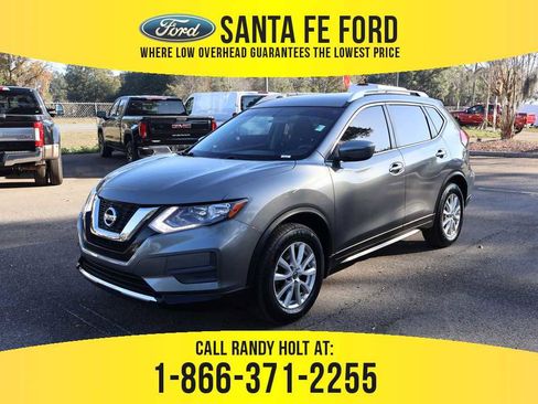 Used 2017 Nissan Rogue SV image 1