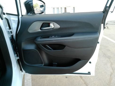 Used 2025 Chrysler Pacifica Select FWD image 20