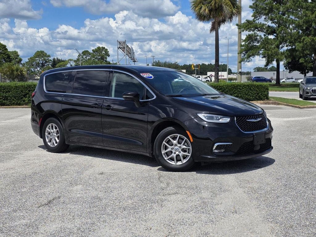 Used 2024 Chrysler Pacifica Touring-L FWD image 1