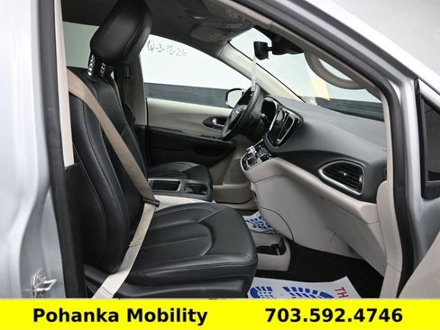 Used 2024 Chrysler Pacifica Touring-L image 25