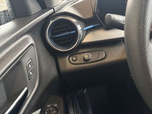 Used 2025 Chevrolet Trax LT image 32