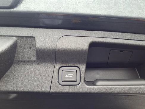 Used 2023 GMC Acadia SLE w/ Driver Convenience Package FWD image 16