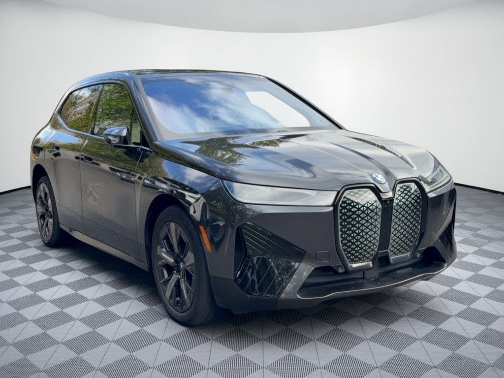 Used 2024 BMW iX xDrive50 w/ Sport Package AWD/4WD image 7