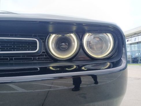 Used 2016 Dodge Challenger SXT RWD image 4