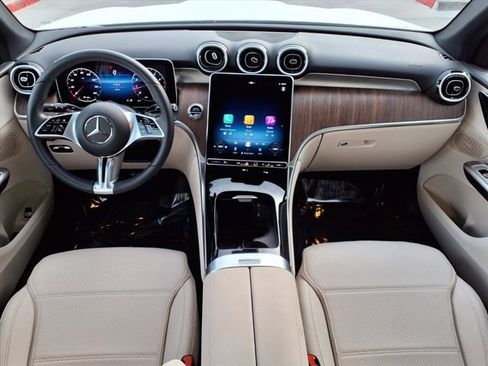 Used 2025 Mercedes-Benz GLC 300 image 4