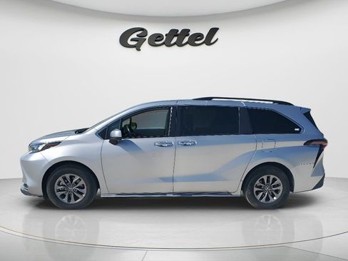 Used 2024 Toyota Sienna XLE FWD image 8
