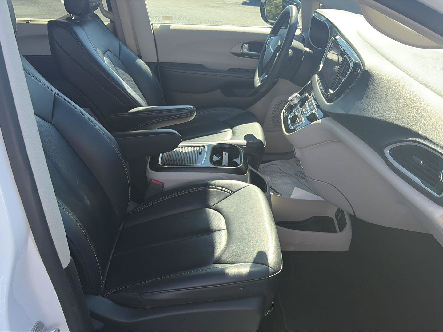 Used 2024 Chrysler Pacifica Touring-L FWD image 21