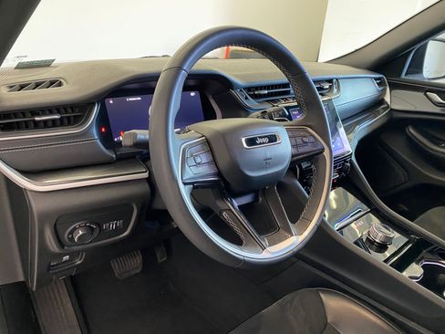 Used 2023 Jeep Grand Cherokee Altitude image 4