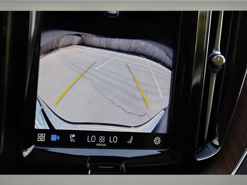 Certified 2024 Volvo XC60 T8 Plus w/ Protection Package Premier AWD/4WD image 23