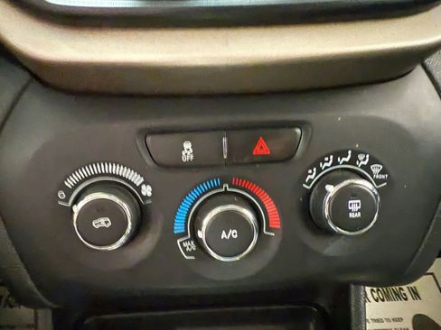 Used 2017 Jeep Cherokee Sport image 17